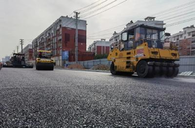 金盛路首段沥青基层顺利摊铺完成