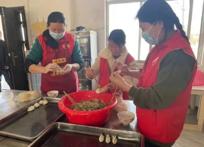 情系敬老院 饺子暖人心