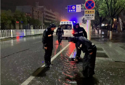 市城管执法局全力以赴应对强降雨 保城区安澜