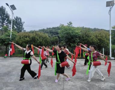 黄土岗镇新屋河村：红绸飘舞腰鼓响  乡村振兴焕新颜