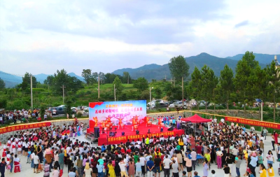 黄土岗“村晚”上演最炫民族风