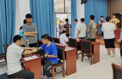 投笔从戎树标杆 为白果青年点赞！