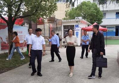 市领导检查督办中秋国庆节前学校和超市食品安全