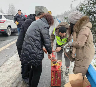 中馆驿镇暖心相助因雨雪冰冻天气滞留高速公路群众