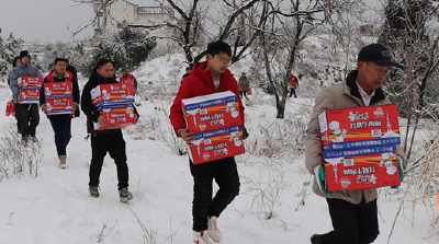 冰雪无情，麻城有爱！顺河镇持续加大高速滞留旅客物资供应