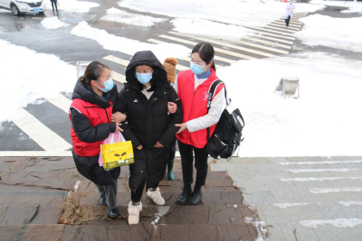 顶风冒雪接产妇 市妇幼保健院为生命护航