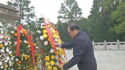 裴永波赴烈士陵园祭奠革命先烈