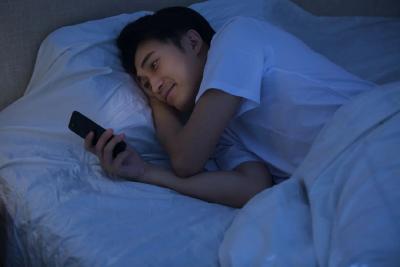 今晚起，睡觉请把手机放1.5米以外