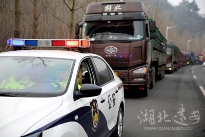 远安交警连续七天护送百余台大型设备运输车