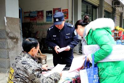 民警和网格员入户话禁鞭[图]