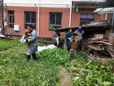 鸣凤社区：居民主动清柴拆棚  居住环境更美好