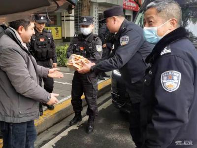 200个新疆馕饼祝福警察节在岗执勤的公安民警