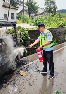 面包车路途自燃 远安民警丢下饭碗将火扑灭