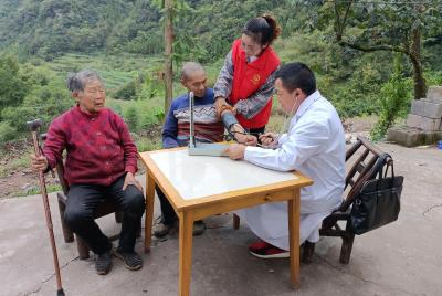 嫘祖镇盐池村：村医义诊送健康