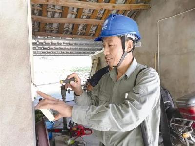 【学习先进模范事迹】山乡群众的“光明使者”——路尔松