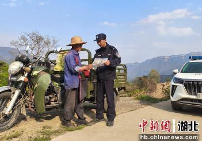 【中新网】湖北远安：“挎包警务”护农春耕