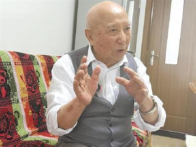 孩子剧团101岁老团员叶伟才难忘抗战救亡岁月
周恩来摸着他的头赞许“很勇敢”