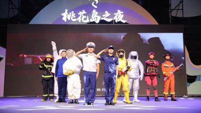 “警”彩绝伦，“火”力十足，这场晚会太“秀”了