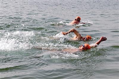 武穴市冬泳爱好者成功横渡武山湖国家湿地公园