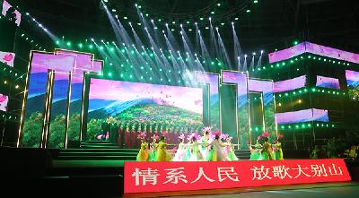 中国音协武穴慰问演出 宋祖英压轴献唱《大地飞歌》