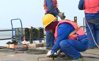 武穴长江大桥建设者假日奋战施工一线