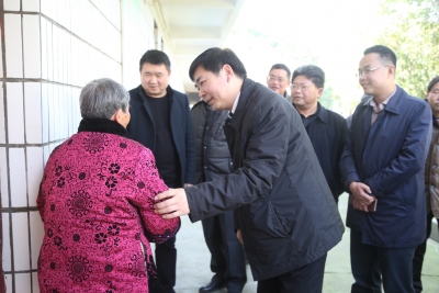 武穴市委书记郝胜勇节前走访慰问贫困户 启动“春季攻势” 攻坚精准脱贫