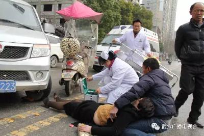 警示｜面包车随意掉头酿车祸 一妇女被撞昏
