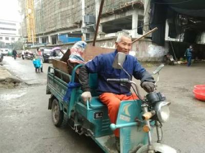 钱+卡　他们是这样找到失主的，超感动！