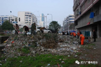 武穴市城乡环卫局向城区卫生死角“宣战”