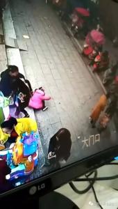 监控曝光：女子掀门帘瞬间，手机被偷，小偷三秒得手