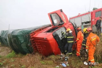 大貨車翻車 武穴消防成功救出被困人員&醉酒駕車自摔傷枉嫁無辜被刑拘