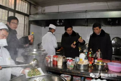 武穴食药监局在第五届油菜花节首日实现供餐单位监督检查全覆盖
