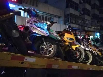 “小鲜肉”骑着改装车校园周边狂飙 武穴警方一夜查获35辆