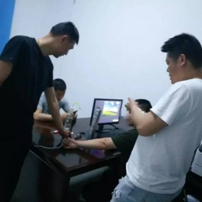 武穴一男子在家中吸毒，自认为安全却栽了水