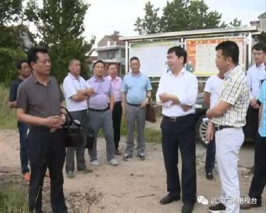 市委书记郝胜勇心系精准扶贫工作，突击暗访追问村书记、第一书记……