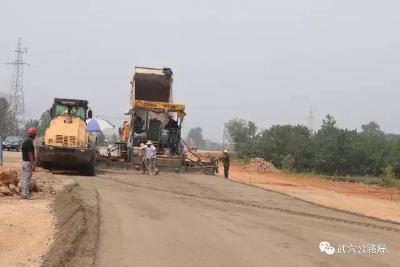 沿江一級公路一期工程收尾，二期正在抓緊建設，確保年底前武穴段全線通車