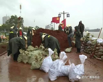 洪水肆虐，武穴市打响滨江公园保卫战