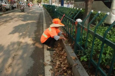 為城市文明衛(wèi)生 這群志愿者周末在街上做什么