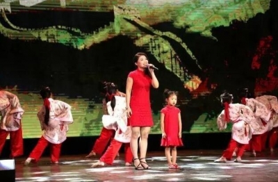我市一女教师唱响武穴，走上了央视大舞台