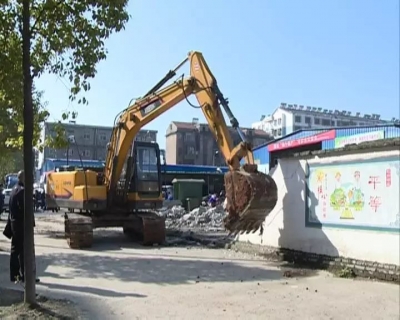 城管会战进行时 | 粮食路农贸市场路旁50余米围墙被拆除，解决市民行路难、停车难等问题
