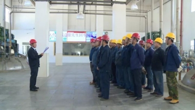 学习贯彻党的十九大精神 | 党的十九大代表戴益朋与工友们一起学习十九大精神，践行工匠精神