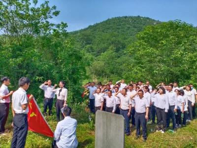 田家镇机关党员到烈士遇难处及墓前接受党史教育 