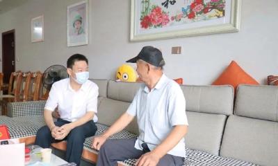 胡爱民来我市走访慰问老党员困难党员  