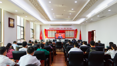 武穴市各界干部群众认真收看党的二十大开幕盛况