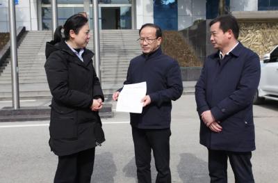 祥云集团成为黄冈首家百亿工业企业 黄冈市经信局上门送黄冈市委 黄冈市政府贺信