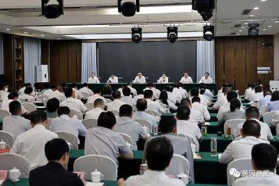在黄冈这个现场推进会上，胡昊代表武穴市作经验交流  