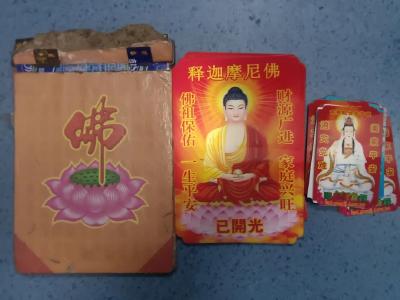 “假和尚”在武穴兜售开光佛牌，称可消灾避难！民警：骗钱的  