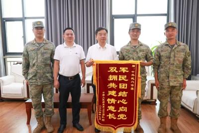 部队致谢送锦旗 谱写军民鱼水情 