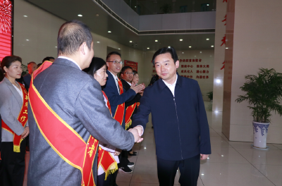 胡昊看望慰问新闻工作者  