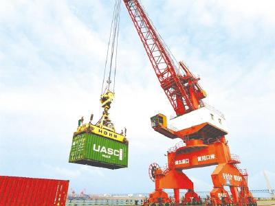 新春走基层丨巨轮往来穿梭 装卸红火繁忙